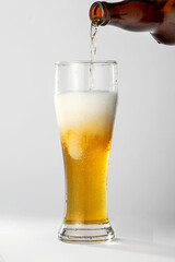 Sirviendo cerveza espumoza en un vaso