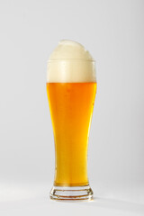 Vaso de cerveza rubia con espuma