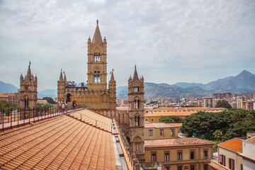 Naklejka premium Panorámica de la Catedral de Palermo en Sicilia