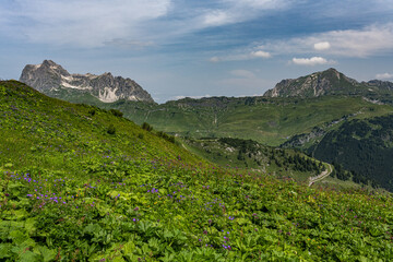 Fototapeta na wymiar Panoramablick in den Alpen im Sommer