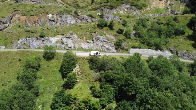 Fourgon stationn&eacute; le long d'une route de montagne. Vu sur un fourgon perch&eacute; en haut d'une montagne.