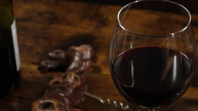 gros plan de verre de vin sur un fond en bois