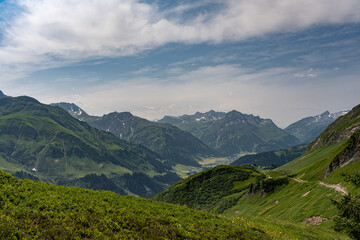 Panoramablick in den Alpen im Sommer