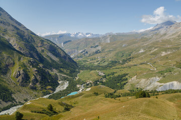 Glacier d'Arsine et le lac de la Douche en France en été