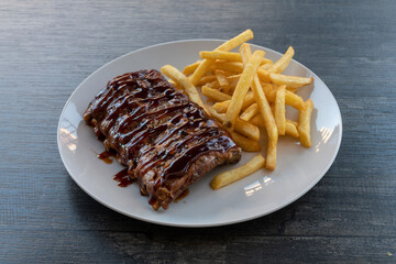 Media costilla de cerdo con papas fritas