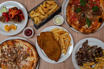 Mesa con diferetes tipos de platos de comida variada. Banquete de comida