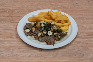 Vuelta de ternera con ajo y papas fritas