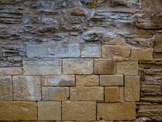 Feuchte alte Sandsteinmauer
