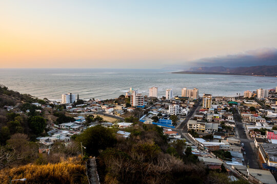 Vista del atardecer en Bahia de Caraquez, Manabi - Ecuador.