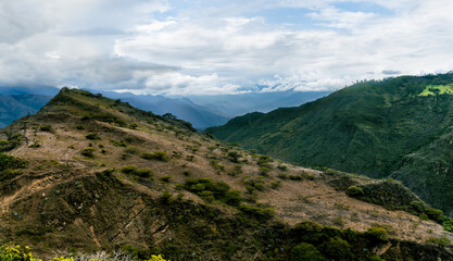 Fototapeta na wymiar Cordillera andina desde Santa Isabel en la provincia del Azuay - Ecuador