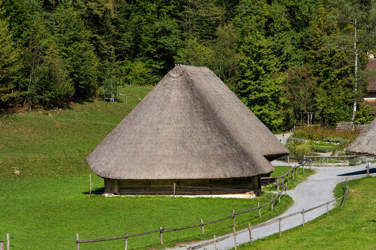 Bauernhaus mit Strohdach von 1609 aus Oberentfelden im Kanton Aargau. Heute in Ballenberg, Freilichtmuseum der Schweiz in Hofstetten bei Brienz im Kanton Bern im Berner Oberland in der Schweiz..