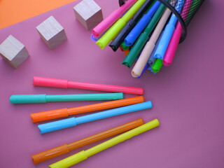 Color markers on a two-color background
