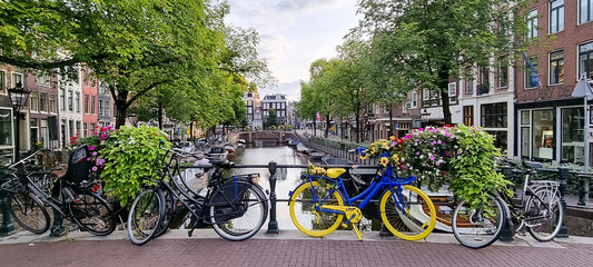 Obraz premium Bicicletas em Cima da Ponte em um Canal em Amsterdam Bicycles on Top of the Bridge on a Canal in Amsterdam Netherland