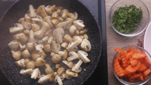 Mushrooms fry quickly with the addition of oil over high heat