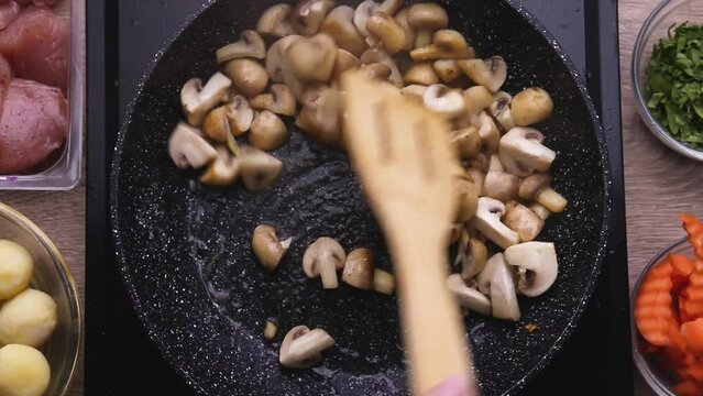Mushrooms fry quickly with the addition of oil over high heat