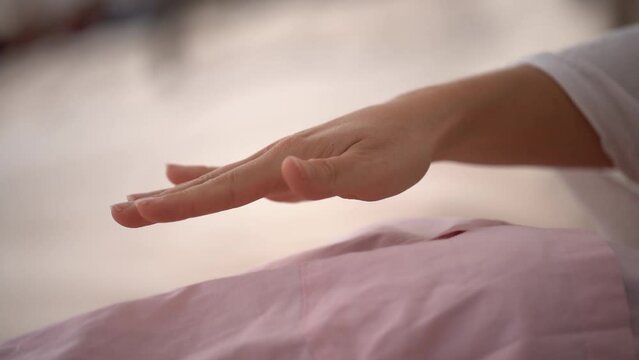 Primer plano de mano haciendo reiki