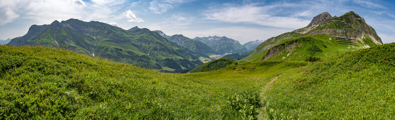Fototapeta na wymiar Panoramablick in den Alpen auf Berge