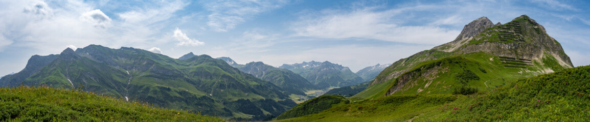 Panoramablick in den Alpen auf Berge