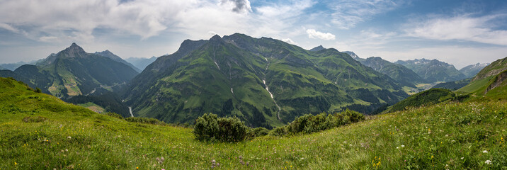 Panoramablick in den Alpen auf Berge