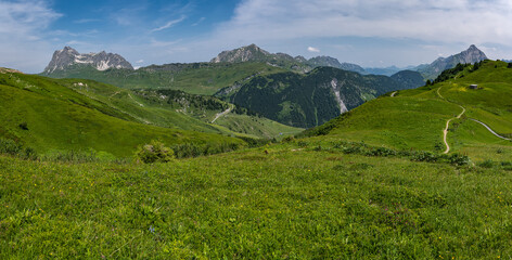 Fototapeta na wymiar Panoramablick in den Alpen auf Berge