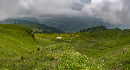 Panorama in den Alpen in Österreich mit Regenwolken