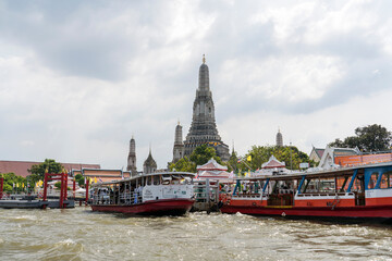 Naklejka premium Wat Arun with the Chao Phraya River as foreground in Bangkok, Thailand