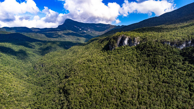 Foto a&eacute;rea de sierra con monta&ntilde;a al fondo