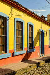 Fachada colorida de casa antigua de pueblo