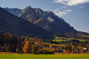 Herbststimmung in der Abendsonne im Kaisergebirge in den österreichischen Alpen mit Blick auf ein...