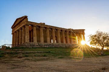 The famous Temple of Concordia in the Valley of Temples near Agrigento, Sicily, Italy - obrazy, fototapety, plakaty