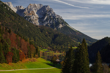 Herbststimmung in der Abendsonne im Kaisergebirge in den österreichischen Alpen mit Blick auf ein...
