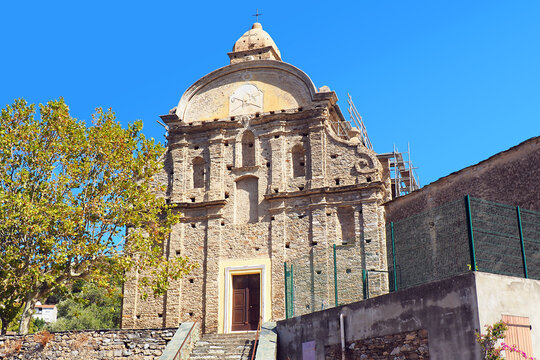 In the village of Patrimonio, in Balagne, on the famous island of Corsica, the Baroque-style Saint-Martin church has been listed as a historic monument since 1939. It is 30 m long and 16 m wide