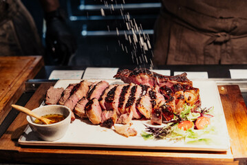 Excelentes cortes de carne argentina en un plato blanco.

