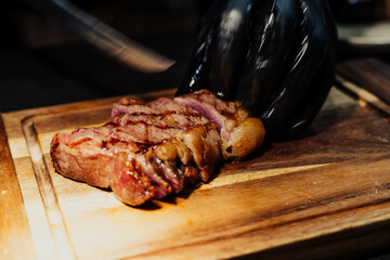 Excelentes cortes de carne argentina sobre tabla de madera