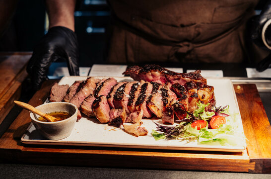 Excelentes cortes de carne argentina en un plato blanco.
