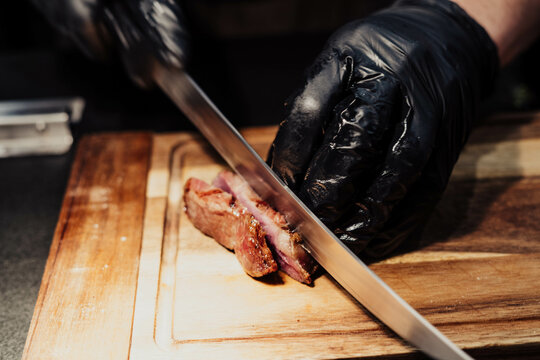 Excelentes cortes de carne argentina sobre tabla de madera - Powered by Adobe