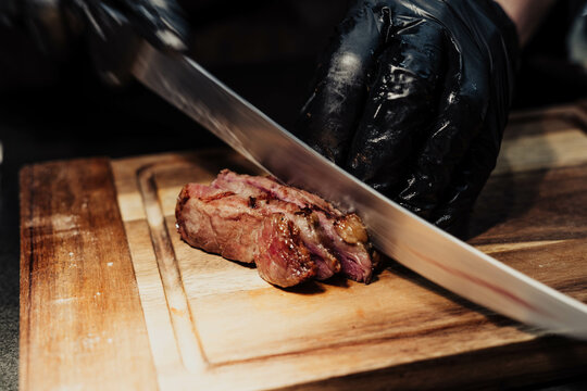 Excelentes cortes de carne argentina sobre tabla de madera - Powered by Adobe