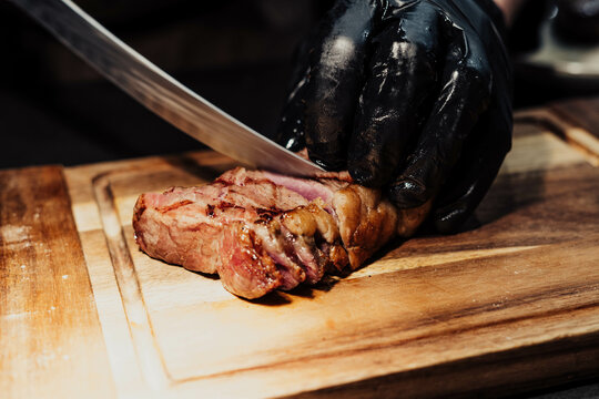 Excelentes cortes de carne argentina sobre tabla de madera