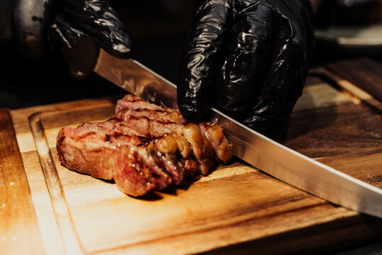 Excelentes cortes de carne argentina sobre tabla de madera
