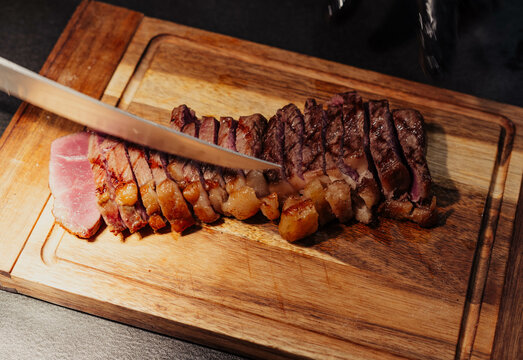 Excelentes cortes de carne argentina sobre tabla de madera