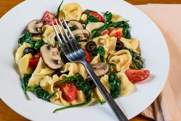 tortellini salad  with spinach tomatoes  and mushrooms,