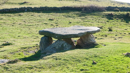 Dolmen de rocas en montaña © Darío Peña