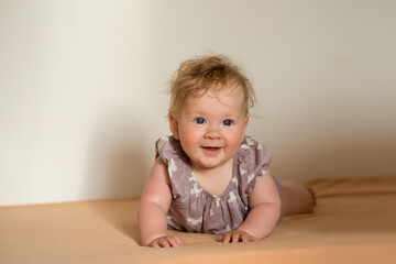 Naklejka premium little child sitting on the floor and looking up