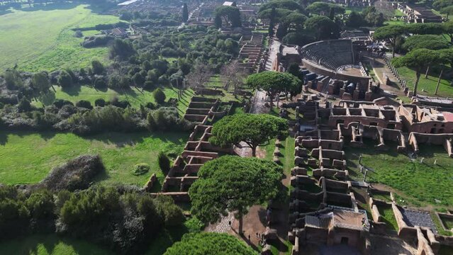 Vista aerea degli scavi di Ostia antica, teatro romano e antico porto di Roma