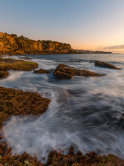 Fototapeta premium Flowing water on the bottom of ocean cliff.