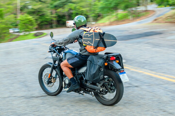 Fototapeta na wymiar viajar sobre duas rodas com toda felicidade e vibração que a moto pode nos proporciar pelas estradas 
