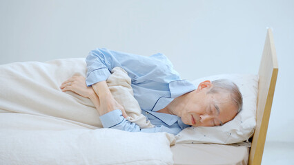 ベッドで睡眠中の高齢者