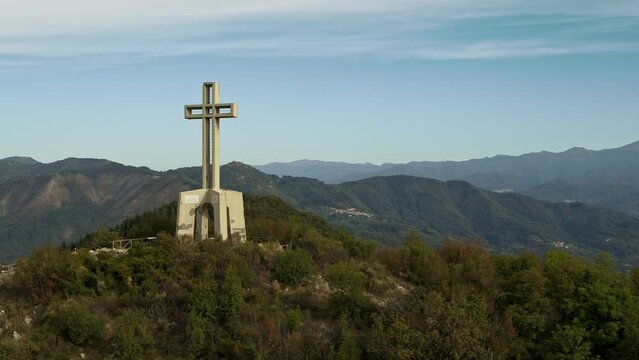 veduta di una croce in collina con drone