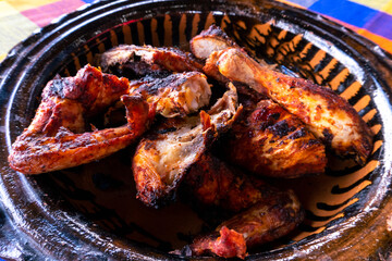 Pollo asado en cazuela de barro