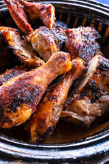 Close up piezas de pollo asado